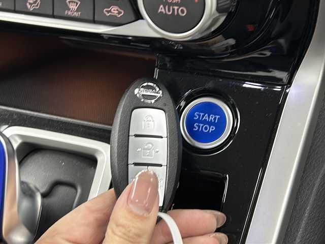 日産 セレナ e－パワー ハイウェイスター V 大阪府 2019(平31)年 2.4万km ダイヤモンドブラック 純正ナビ/・フルセグTV/・Bluetooth/・CD/DVD/・SDサーバー/純正後席フリップダウンモニター/プロパイロット/アラウンドビューモニター/レーダークルーズコントロール/エマージェンシーブレーキ/前後コーナーセンサー/車線逸脱防止/防水シート/シートヒーター/ステアリングヒーター/両側パワースライドドア/ハンズフリーパワースライドドア/ビルトインETC/LEDヘッドライト/オートライト