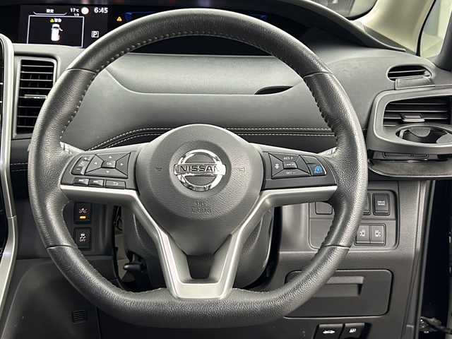 日産 セレナ e－パワー ハイウェイスター V 大阪府 2019(平31)年 2.4万km ダイヤモンドブラック 純正ナビ/・フルセグTV/・Bluetooth/・CD/DVD/・SDサーバー/純正後席フリップダウンモニター/プロパイロット/アラウンドビューモニター/レーダークルーズコントロール/エマージェンシーブレーキ/前後コーナーセンサー/車線逸脱防止/防水シート/シートヒーター/ステアリングヒーター/両側パワースライドドア/ハンズフリーパワースライドドア/ビルトインETC/LEDヘッドライト/オートライト