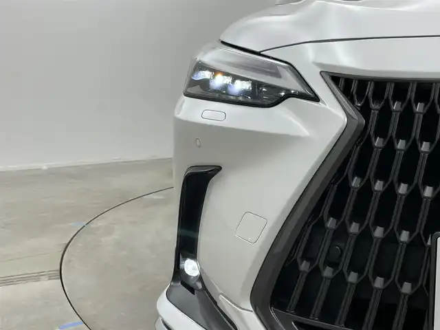 レクサス ＮＸ 350h バージョンL 岡山県 2023(令5)年 1.5万km ソニッククォーツ モデリスタエアロ（前・横・後下）/パノラマルーフ/レザーシート/純正14インチディスプレイオーディオ/　【ナビ/フルセグ/BT/Carplay】/デジタルインナーミラー/置くだけ充電/ルーフレール/100V電源/ブラインドスポットモニター/パノラミックビューモニター/追従型クルーズコントロール/オートハイビーム/三眼LEDヘッドライト（AUTO機能付き）/ビルトインETC2.0/全席シートヒーター/前席エアシート/前席パワーシート/電動リアゲート/衝突軽減ブレーキシステム/社外ドライブレコーダー（前後）　TZ-D305W/純正２０インチアルミホイール/コーナーセンサー（前後）/プッシュスタート/スマートキー×1/カードキー×1/取扱説明書