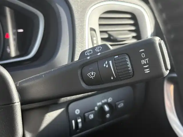 ボルボ Ｖ４０ D4 インスクリプション 石川県 2019(令1)年 5.1万km アイスホワイト 純正ナビ/バックカメラ/レザーシート/BSM/パドルシフト/シートメモリー/シートヒーター/衝突軽減/クルコン