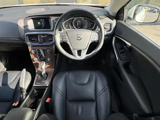 ボルボ Ｖ４０ D4 インスクリプション 石川県 2019(令1)年 5.1万km アイスホワイト 純正ナビ/バックカメラ/レザーシート/BSM/パドルシフト/シートメモリー/シートヒーター/衝突軽減/クルコン