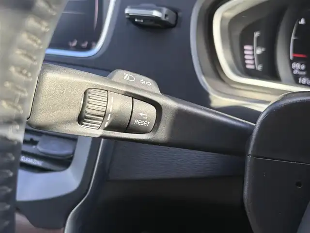 ボルボ Ｖ４０ D4 インスクリプション 石川県 2019(令1)年 5.1万km アイスホワイト 純正ナビ/バックカメラ/レザーシート/BSM/パドルシフト/シートメモリー/シートヒーター/衝突軽減/クルコン