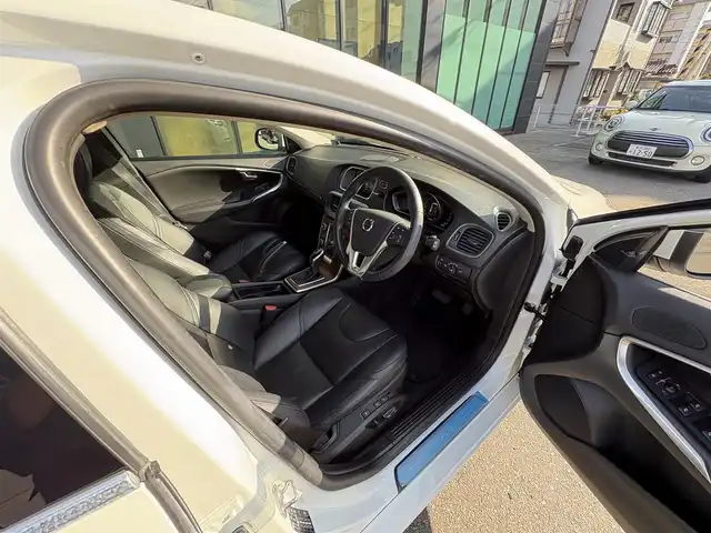ボルボ Ｖ４０ D4 インスクリプション 石川県 2019(令1)年 5.1万km アイスホワイト 純正ナビ/バックカメラ/レザーシート/BSM/パドルシフト/シートメモリー/シートヒーター/衝突軽減/クルコン