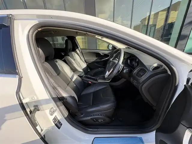 ボルボ Ｖ４０ D4 インスクリプション 石川県 2019(令1)年 5.1万km アイスホワイト 純正ナビ/バックカメラ/レザーシート/BSM/パドルシフト/シートメモリー/シートヒーター/衝突軽減/クルコン