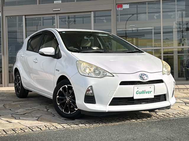 トヨタ アクア S 静岡県 2012(平24)年 12万km スーパーホワイトⅡ 純正メモリナビ/・ワンセグＴＶ/・AM/・FM/主要装備/・ETC/・純正フロアマット/・社外アルミホイール/・ハロゲンヘッドライト/・オートライト/・スマートキー/・プッシュスタート/・スマートキー1本/・オートエアコン