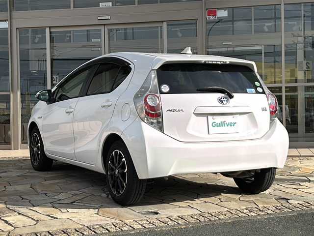 トヨタ アクア S 静岡県 2012(平24)年 12万km スーパーホワイトⅡ 純正メモリナビ/・ワンセグＴＶ/・AM/・FM/主要装備/・ETC/・純正フロアマット/・社外アルミホイール/・ハロゲンヘッドライト/・オートライト/・スマートキー/・プッシュスタート/・スマートキー1本/・オートエアコン