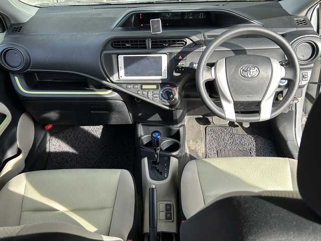 トヨタ アクア S 静岡県 2012(平24)年 12万km スーパーホワイトⅡ 純正メモリナビ/・ワンセグＴＶ/・AM/・FM/主要装備/・ETC/・純正フロアマット/・社外アルミホイール/・ハロゲンヘッドライト/・オートライト/・スマートキー/・プッシュスタート/・スマートキー1本/・オートエアコン