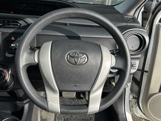 トヨタ アクア S 静岡県 2012(平24)年 12万km スーパーホワイトⅡ 純正メモリナビ/・ワンセグＴＶ/・AM/・FM/主要装備/・ETC/・純正フロアマット/・社外アルミホイール/・ハロゲンヘッドライト/・オートライト/・スマートキー/・プッシュスタート/・スマートキー1本/・オートエアコン