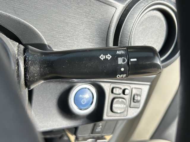 トヨタ アクア S 静岡県 2012(平24)年 12万km スーパーホワイトⅡ 純正メモリナビ/・ワンセグＴＶ/・AM/・FM/主要装備/・ETC/・純正フロアマット/・社外アルミホイール/・ハロゲンヘッドライト/・オートライト/・スマートキー/・プッシュスタート/・スマートキー1本/・オートエアコン