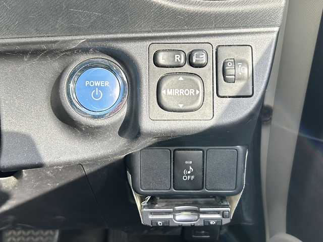 トヨタ アクア S 静岡県 2012(平24)年 12万km スーパーホワイトⅡ 純正メモリナビ/・ワンセグＴＶ/・AM/・FM/主要装備/・ETC/・純正フロアマット/・社外アルミホイール/・ハロゲンヘッドライト/・オートライト/・スマートキー/・プッシュスタート/・スマートキー1本/・オートエアコン