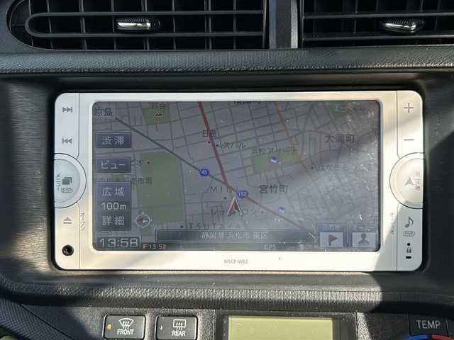 トヨタ アクア S 静岡県 2012(平24)年 12万km スーパーホワイトⅡ 純正メモリナビ/・ワンセグＴＶ/・AM/・FM/主要装備/・ETC/・純正フロアマット/・社外アルミホイール/・ハロゲンヘッドライト/・オートライト/・スマートキー/・プッシュスタート/・スマートキー1本/・オートエアコン