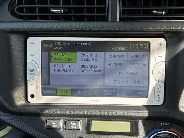 トヨタ アクア S 静岡県 2012(平24)年 12万km スーパーホワイトⅡ 純正メモリナビ/・ワンセグＴＶ/・AM/・FM/主要装備/・ETC/・純正フロアマット/・社外アルミホイール/・ハロゲンヘッドライト/・オートライト/・スマートキー/・プッシュスタート/・スマートキー1本/・オートエアコン