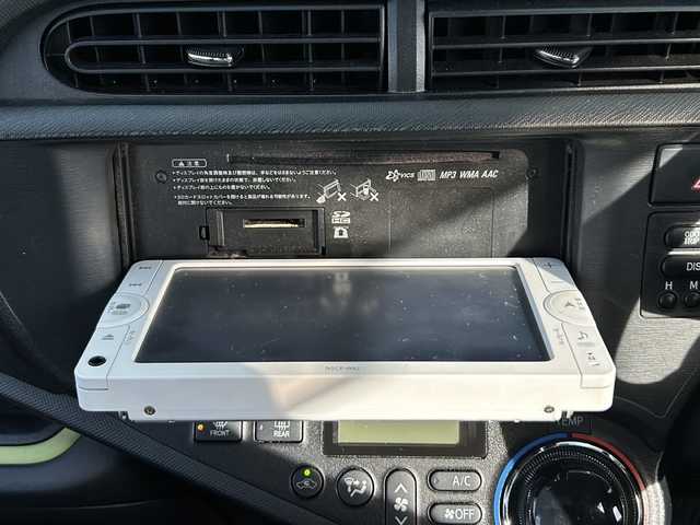 トヨタ アクア S 静岡県 2012(平24)年 12万km スーパーホワイトⅡ 純正メモリナビ/・ワンセグＴＶ/・AM/・FM/主要装備/・ETC/・純正フロアマット/・社外アルミホイール/・ハロゲンヘッドライト/・オートライト/・スマートキー/・プッシュスタート/・スマートキー1本/・オートエアコン