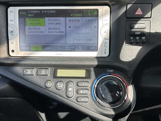 トヨタ アクア S 静岡県 2012(平24)年 12万km スーパーホワイトⅡ 純正メモリナビ/・ワンセグＴＶ/・AM/・FM/主要装備/・ETC/・純正フロアマット/・社外アルミホイール/・ハロゲンヘッドライト/・オートライト/・スマートキー/・プッシュスタート/・スマートキー1本/・オートエアコン