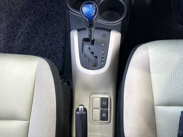 トヨタ アクア S 静岡県 2012(平24)年 12万km スーパーホワイトⅡ 純正メモリナビ/・ワンセグＴＶ/・AM/・FM/主要装備/・ETC/・純正フロアマット/・社外アルミホイール/・ハロゲンヘッドライト/・オートライト/・スマートキー/・プッシュスタート/・スマートキー1本/・オートエアコン