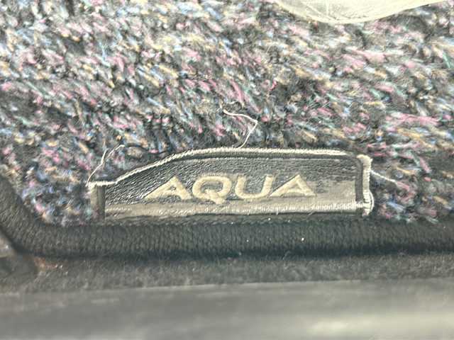 トヨタ アクア S 静岡県 2012(平24)年 12万km スーパーホワイトⅡ 純正メモリナビ/・ワンセグＴＶ/・AM/・FM/主要装備/・ETC/・純正フロアマット/・社外アルミホイール/・ハロゲンヘッドライト/・オートライト/・スマートキー/・プッシュスタート/・スマートキー1本/・オートエアコン