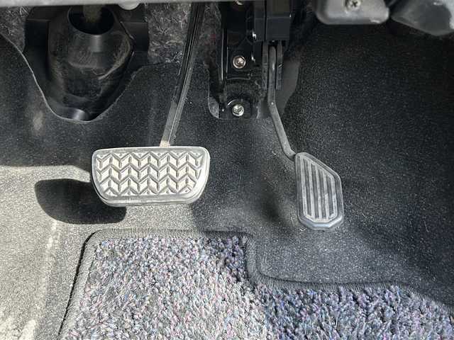 トヨタ アクア S 静岡県 2012(平24)年 12万km スーパーホワイトⅡ 純正メモリナビ/・ワンセグＴＶ/・AM/・FM/主要装備/・ETC/・純正フロアマット/・社外アルミホイール/・ハロゲンヘッドライト/・オートライト/・スマートキー/・プッシュスタート/・スマートキー1本/・オートエアコン