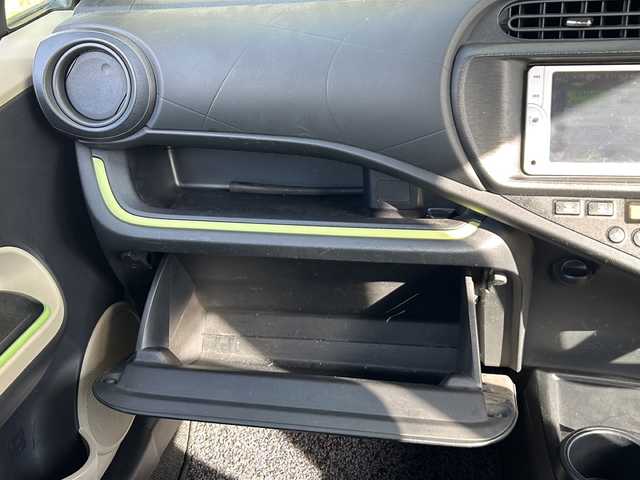 トヨタ アクア S 静岡県 2012(平24)年 12万km スーパーホワイトⅡ 純正メモリナビ/・ワンセグＴＶ/・AM/・FM/主要装備/・ETC/・純正フロアマット/・社外アルミホイール/・ハロゲンヘッドライト/・オートライト/・スマートキー/・プッシュスタート/・スマートキー1本/・オートエアコン