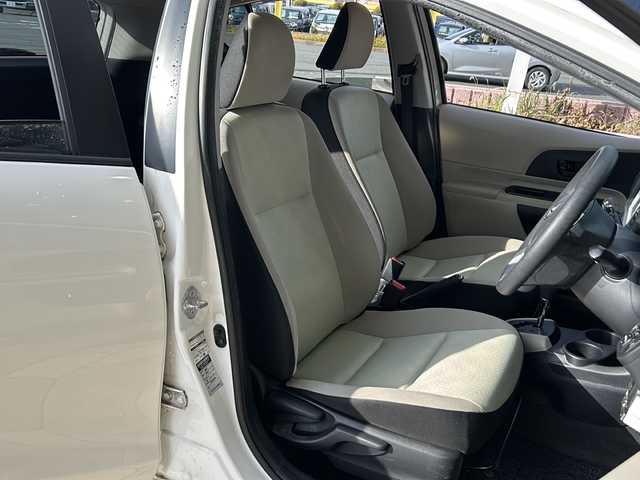 トヨタ アクア S 静岡県 2012(平24)年 12万km スーパーホワイトⅡ 純正メモリナビ/・ワンセグＴＶ/・AM/・FM/主要装備/・ETC/・純正フロアマット/・社外アルミホイール/・ハロゲンヘッドライト/・オートライト/・スマートキー/・プッシュスタート/・スマートキー1本/・オートエアコン