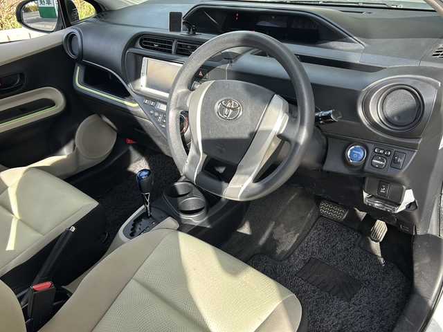 トヨタ アクア S 静岡県 2012(平24)年 12万km スーパーホワイトⅡ 純正メモリナビ/・ワンセグＴＶ/・AM/・FM/主要装備/・ETC/・純正フロアマット/・社外アルミホイール/・ハロゲンヘッドライト/・オートライト/・スマートキー/・プッシュスタート/・スマートキー1本/・オートエアコン