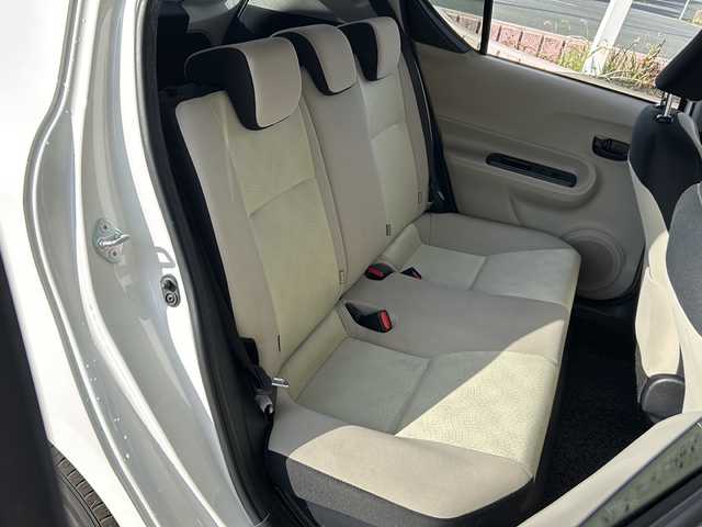 トヨタ アクア S 静岡県 2012(平24)年 12万km スーパーホワイトⅡ 純正メモリナビ/・ワンセグＴＶ/・AM/・FM/主要装備/・ETC/・純正フロアマット/・社外アルミホイール/・ハロゲンヘッドライト/・オートライト/・スマートキー/・プッシュスタート/・スマートキー1本/・オートエアコン