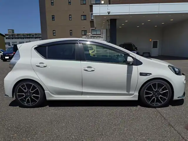 トヨタ アクア G G’s 新潟県 2014(平26)年 10.8万km ライムホワイトパールクリスタルシャイン (株)IDOMが運営する【じしゃロン新潟店】の自社ローン専用車両になります。/こちらは現金またはオートローンご利用時の価格です。自社ローンご希望の方は別途その旨お申付け下さい/社外ナビ/FM/AM/CD/DVD/視聴可能/フルセグTV視聴可能(走行中視聴可能)/Bluetooth/USB接続可能/バックカメラ/ETC/プッシュスタート/ハーフレザー/前後ドライブレコーダー(品番：DRV-MR450)/電動格納ウィンカーミラー/純正フロアマット/ECO/EVモード/スマートキー/スペアキー×１/取扱説明書
