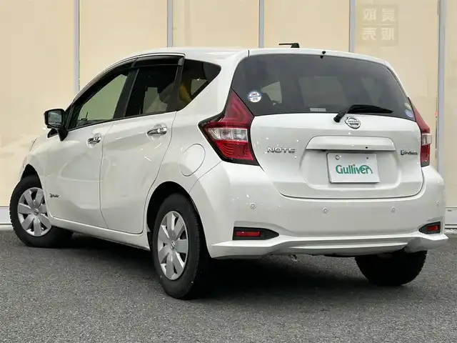 日産 ノート e－パワー X 福岡県 2020(令2)年 6.4万km ブリリアントホワイトパール ・純正ナビ/（BLUETOOTH/フルセグ/全方位カメラ/・ETC/・スペアキー/・ドライブレコーダー/・純正フロアマット/・電動格納ミラー/・コーナーセンサー/・レーンキープアシスト/・衝突軽減システム/・ドアバイザー/・スマートキー/・保証書/・取扱説明書