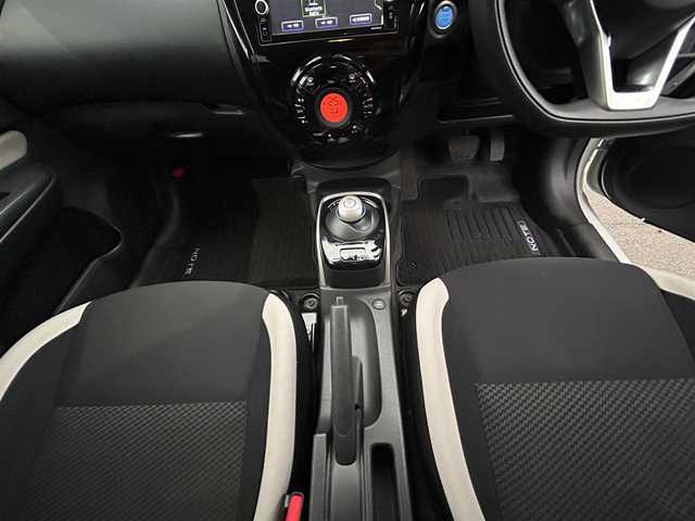 日産 ノート e－パワー X 福岡県 2020(令2)年 6.4万km ブリリアントホワイトパール ・純正ナビ/（BLUETOOTH/フルセグ/全方位カメラ/・ETC/・スペアキー/・ドライブレコーダー/・純正フロアマット/・電動格納ミラー/・コーナーセンサー/・レーンキープアシスト/・衝突軽減システム/・ドアバイザー/・スマートキー/・保証書/・取扱説明書