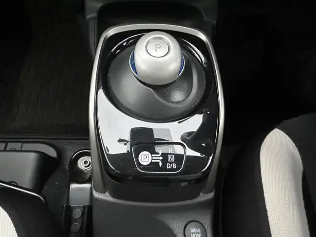 日産 ノート e－パワー X 福岡県 2020(令2)年 6.4万km ブリリアントホワイトパール ・純正ナビ/（BLUETOOTH/フルセグ/全方位カメラ/・ETC/・スペアキー/・ドライブレコーダー/・純正フロアマット/・電動格納ミラー/・コーナーセンサー/・レーンキープアシスト/・衝突軽減システム/・ドアバイザー/・スマートキー/・保証書/・取扱説明書
