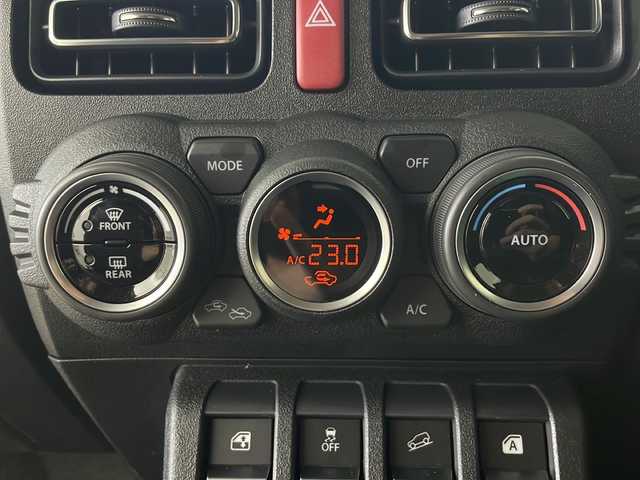スズキ ジムニー XC 秋田県 2024(令6)年 0.1万km ブルーイッシュブラックパール3 ４WD/9インチディスプレイオーディオ /ワンオーナー　/３インチリフトアップ　/シーケンシャルLEDテールランプ　/２色切り替えLEDフォグランプ　/リアパーキングセンサー　/LEDウィンカー　/ウィンカーミラー /スマートキー/プッシュスタート /アイドリングストップ/オートライト/オートエアコン /クリアランスソナー /ヒルディセンスコントロール/衝突被害軽減システム/横滑り防止装置/クルーズコントロール/レーンキープアシスト/前席シートヒーター/USBポート/革巻きステアリング/黒革調シートカバー/純正フロアマット/LED室内灯/社外タイヤカバー/リアガラスフィルム施工/取扱説明書/保証書/サイドバイザー /コーナーセンサー /電格ミラー