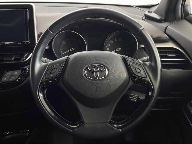 トヨタ Ｃ－ＨＲ G 新潟県 2017(平29)年 2.4万km メタルストリームM ディーラー純正9インチナビ/(NSZT-Y66T)/(CD.DVD.SD.フルセグ.Bluetooth)/バックカメラ/トヨタセーフティセンス/・プリクラッシュセーフティ/・レーダークルーズコントロール/・レーンキープアシスト/・オートマチックハイビーム/ブラインドスポットモニター/LEDオートライト/革巻きステアリング/ステアリングリモコン/コーナーセンサー/ドライブレコーダー/EVモード/電子制御パーキングブレーキ/ブレーキホールド/プッシュスタート/スマートキー/純正フロアマット