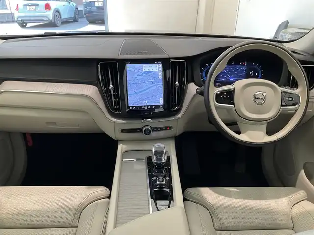 ボルボ ボルボ ＸＣ６０ アルティメット B5 AWD 熊本県 2023(令5)年 2万km グレー ・スマートキー/・プッシュスタート/・パノラマサンルーフ /・PilotAssist/・レーンキーピングエイド/・ロードサインインフォメーション/・前車発進通知/・衝突回避/・パークアシスト/・車間警告/・ドライバーアラート/・クロストラフィックアラート/・レーンアシスト/・オートハイビーム/・クルーズコントロール(追従式)/・グレー革シート/・前席パワーシート/・前席エアシート /・全席シートヒーター /・ハンドルヒーター /・純正メモリナビ/　【Bluetooth・USB・AppleCarPlay・AndroidAuto】/・harman/kardonサウンドシステム/・全方位カメラ/・ETC/・パワーバックドア/・LEDヘッドランプ/・LEDフォグランプ/・純正マット/・保証書/取説