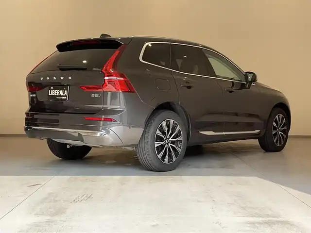 ボルボ ボルボ ＸＣ６０ アルティメット B5 AWD 熊本県 2023(令5)年 2万km グレー ・スマートキー/・プッシュスタート/・パノラマサンルーフ /・PilotAssist/・レーンキーピングエイド/・ロードサインインフォメーション/・前車発進通知/・衝突回避/・パークアシスト/・車間警告/・ドライバーアラート/・クロストラフィックアラート/・レーンアシスト/・オートハイビーム/・クルーズコントロール(追従式)/・グレー革シート/・前席パワーシート/・前席エアシート /・全席シートヒーター /・ハンドルヒーター /・純正メモリナビ/　【Bluetooth・USB・AppleCarPlay・AndroidAuto】/・harman/kardonサウンドシステム/・全方位カメラ/・ETC/・パワーバックドア/・LEDヘッドランプ/・LEDフォグランプ/・純正マット/・保証書/取説