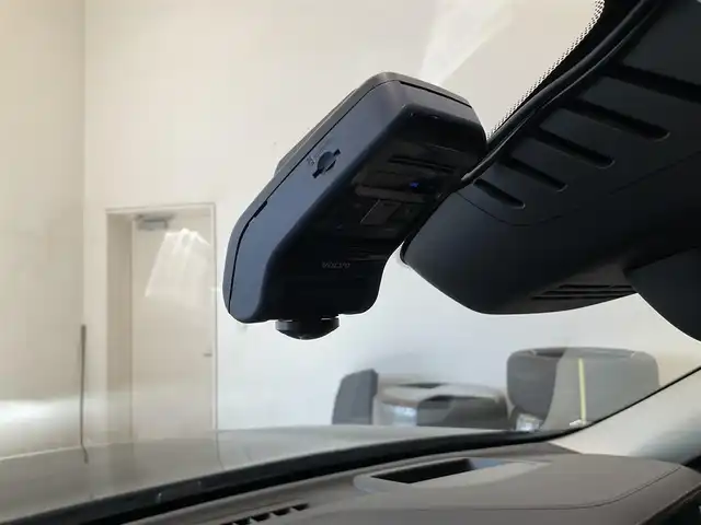 ボルボ ボルボ ＸＣ６０ アルティメット B5 AWD 熊本県 2023(令5)年 2万km グレー ・スマートキー/・プッシュスタート/・パノラマサンルーフ /・PilotAssist/・レーンキーピングエイド/・ロードサインインフォメーション/・前車発進通知/・衝突回避/・パークアシスト/・車間警告/・ドライバーアラート/・クロストラフィックアラート/・レーンアシスト/・オートハイビーム/・クルーズコントロール(追従式)/・グレー革シート/・前席パワーシート/・前席エアシート /・全席シートヒーター /・ハンドルヒーター /・純正メモリナビ/　【Bluetooth・USB・AppleCarPlay・AndroidAuto】/・harman/kardonサウンドシステム/・全方位カメラ/・ETC/・パワーバックドア/・LEDヘッドランプ/・LEDフォグランプ/・純正マット/・保証書/取説