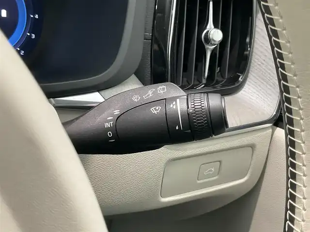 ボルボ ボルボ ＸＣ６０ アルティメット B5 AWD 熊本県 2023(令5)年 2万km グレー ・スマートキー/・プッシュスタート/・パノラマサンルーフ /・PilotAssist/・レーンキーピングエイド/・ロードサインインフォメーション/・前車発進通知/・衝突回避/・パークアシスト/・車間警告/・ドライバーアラート/・クロストラフィックアラート/・レーンアシスト/・オートハイビーム/・クルーズコントロール(追従式)/・グレー革シート/・前席パワーシート/・前席エアシート /・全席シートヒーター /・ハンドルヒーター /・純正メモリナビ/　【Bluetooth・USB・AppleCarPlay・AndroidAuto】/・harman/kardonサウンドシステム/・全方位カメラ/・ETC/・パワーバックドア/・LEDヘッドランプ/・LEDフォグランプ/・純正マット/・保証書/取説