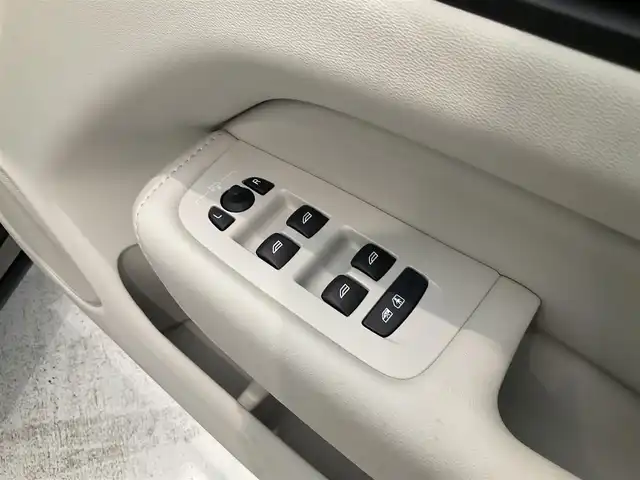ボルボ ボルボ ＸＣ６０ アルティメット B5 AWD 熊本県 2023(令5)年 2万km グレー ・スマートキー/・プッシュスタート/・パノラマサンルーフ /・PilotAssist/・レーンキーピングエイド/・ロードサインインフォメーション/・前車発進通知/・衝突回避/・パークアシスト/・車間警告/・ドライバーアラート/・クロストラフィックアラート/・レーンアシスト/・オートハイビーム/・クルーズコントロール(追従式)/・グレー革シート/・前席パワーシート/・前席エアシート /・全席シートヒーター /・ハンドルヒーター /・純正メモリナビ/　【Bluetooth・USB・AppleCarPlay・AndroidAuto】/・harman/kardonサウンドシステム/・全方位カメラ/・ETC/・パワーバックドア/・LEDヘッドランプ/・LEDフォグランプ/・純正マット/・保証書/取説