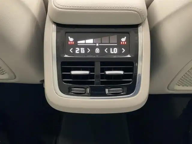 ボルボ ボルボ ＸＣ６０ アルティメット B5 AWD 熊本県 2023(令5)年 2万km グレー ・スマートキー/・プッシュスタート/・パノラマサンルーフ /・PilotAssist/・レーンキーピングエイド/・ロードサインインフォメーション/・前車発進通知/・衝突回避/・パークアシスト/・車間警告/・ドライバーアラート/・クロストラフィックアラート/・レーンアシスト/・オートハイビーム/・クルーズコントロール(追従式)/・グレー革シート/・前席パワーシート/・前席エアシート /・全席シートヒーター /・ハンドルヒーター /・純正メモリナビ/　【Bluetooth・USB・AppleCarPlay・AndroidAuto】/・harman/kardonサウンドシステム/・全方位カメラ/・ETC/・パワーバックドア/・LEDヘッドランプ/・LEDフォグランプ/・純正マット/・保証書/取説