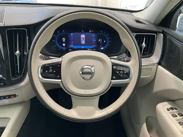 ボルボ ボルボ ＸＣ６０ アルティメット B5 AWD 熊本県 2023(令5)年 2万km グレー ・スマートキー/・プッシュスタート/・パノラマサンルーフ /・PilotAssist/・レーンキーピングエイド/・ロードサインインフォメーション/・前車発進通知/・衝突回避/・パークアシスト/・車間警告/・ドライバーアラート/・クロストラフィックアラート/・レーンアシスト/・オートハイビーム/・クルーズコントロール(追従式)/・グレー革シート/・前席パワーシート/・前席エアシート /・全席シートヒーター /・ハンドルヒーター /・純正メモリナビ/　【Bluetooth・USB・AppleCarPlay・AndroidAuto】/・harman/kardonサウンドシステム/・全方位カメラ/・ETC/・パワーバックドア/・LEDヘッドランプ/・LEDフォグランプ/・純正マット/・保証書/取説