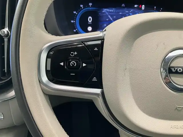 ボルボ ボルボ ＸＣ６０ アルティメット B5 AWD 熊本県 2023(令5)年 2万km グレー ・スマートキー/・プッシュスタート/・パノラマサンルーフ /・PilotAssist/・レーンキーピングエイド/・ロードサインインフォメーション/・前車発進通知/・衝突回避/・パークアシスト/・車間警告/・ドライバーアラート/・クロストラフィックアラート/・レーンアシスト/・オートハイビーム/・クルーズコントロール(追従式)/・グレー革シート/・前席パワーシート/・前席エアシート /・全席シートヒーター /・ハンドルヒーター /・純正メモリナビ/　【Bluetooth・USB・AppleCarPlay・AndroidAuto】/・harman/kardonサウンドシステム/・全方位カメラ/・ETC/・パワーバックドア/・LEDヘッドランプ/・LEDフォグランプ/・純正マット/・保証書/取説