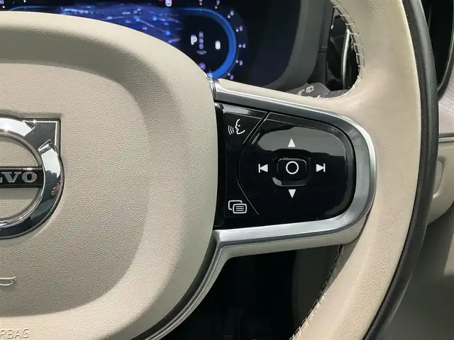 ボルボ ボルボ ＸＣ６０ アルティメット B5 AWD 熊本県 2023(令5)年 2万km グレー ・スマートキー/・プッシュスタート/・パノラマサンルーフ /・PilotAssist/・レーンキーピングエイド/・ロードサインインフォメーション/・前車発進通知/・衝突回避/・パークアシスト/・車間警告/・ドライバーアラート/・クロストラフィックアラート/・レーンアシスト/・オートハイビーム/・クルーズコントロール(追従式)/・グレー革シート/・前席パワーシート/・前席エアシート /・全席シートヒーター /・ハンドルヒーター /・純正メモリナビ/　【Bluetooth・USB・AppleCarPlay・AndroidAuto】/・harman/kardonサウンドシステム/・全方位カメラ/・ETC/・パワーバックドア/・LEDヘッドランプ/・LEDフォグランプ/・純正マット/・保証書/取説