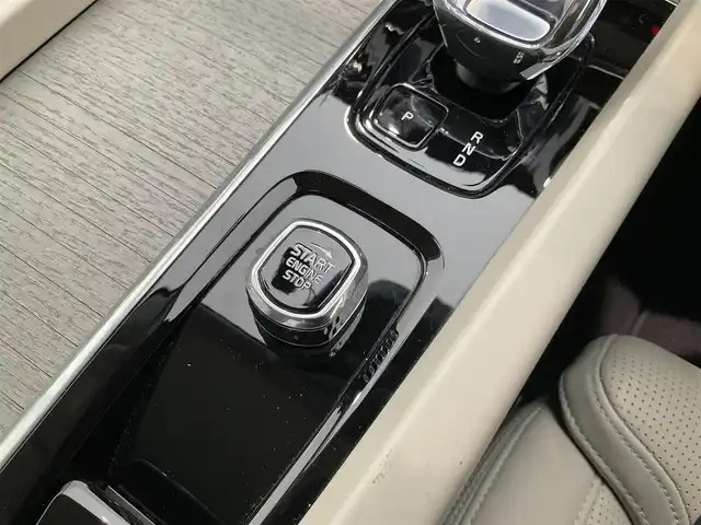 ボルボ ボルボ ＸＣ６０ アルティメット B5 AWD 熊本県 2023(令5)年 2万km グレー ・スマートキー/・プッシュスタート/・パノラマサンルーフ /・PilotAssist/・レーンキーピングエイド/・ロードサインインフォメーション/・前車発進通知/・衝突回避/・パークアシスト/・車間警告/・ドライバーアラート/・クロストラフィックアラート/・レーンアシスト/・オートハイビーム/・クルーズコントロール(追従式)/・グレー革シート/・前席パワーシート/・前席エアシート /・全席シートヒーター /・ハンドルヒーター /・純正メモリナビ/　【Bluetooth・USB・AppleCarPlay・AndroidAuto】/・harman/kardonサウンドシステム/・全方位カメラ/・ETC/・パワーバックドア/・LEDヘッドランプ/・LEDフォグランプ/・純正マット/・保証書/取説