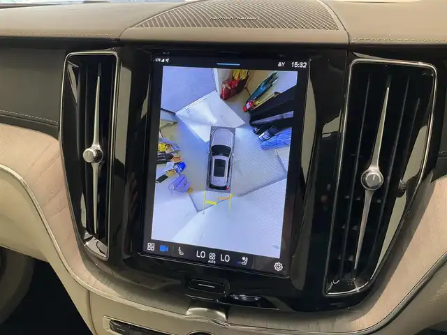 ボルボ ボルボ ＸＣ６０ アルティメット B5 AWD 熊本県 2023(令5)年 2万km グレー ・スマートキー/・プッシュスタート/・パノラマサンルーフ /・PilotAssist/・レーンキーピングエイド/・ロードサインインフォメーション/・前車発進通知/・衝突回避/・パークアシスト/・車間警告/・ドライバーアラート/・クロストラフィックアラート/・レーンアシスト/・オートハイビーム/・クルーズコントロール(追従式)/・グレー革シート/・前席パワーシート/・前席エアシート /・全席シートヒーター /・ハンドルヒーター /・純正メモリナビ/　【Bluetooth・USB・AppleCarPlay・AndroidAuto】/・harman/kardonサウンドシステム/・全方位カメラ/・ETC/・パワーバックドア/・LEDヘッドランプ/・LEDフォグランプ/・純正マット/・保証書/取説