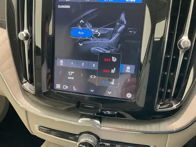 ボルボ ボルボ ＸＣ６０ アルティメット B5 AWD 熊本県 2023(令5)年 2万km グレー ・スマートキー/・プッシュスタート/・パノラマサンルーフ /・PilotAssist/・レーンキーピングエイド/・ロードサインインフォメーション/・前車発進通知/・衝突回避/・パークアシスト/・車間警告/・ドライバーアラート/・クロストラフィックアラート/・レーンアシスト/・オートハイビーム/・クルーズコントロール(追従式)/・グレー革シート/・前席パワーシート/・前席エアシート /・全席シートヒーター /・ハンドルヒーター /・純正メモリナビ/　【Bluetooth・USB・AppleCarPlay・AndroidAuto】/・harman/kardonサウンドシステム/・全方位カメラ/・ETC/・パワーバックドア/・LEDヘッドランプ/・LEDフォグランプ/・純正マット/・保証書/取説
