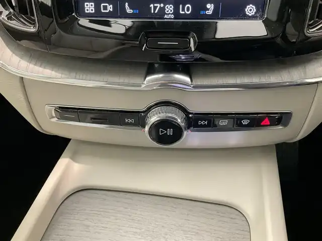 ボルボ ボルボ ＸＣ６０ アルティメット B5 AWD 熊本県 2023(令5)年 2万km グレー ・スマートキー/・プッシュスタート/・パノラマサンルーフ /・PilotAssist/・レーンキーピングエイド/・ロードサインインフォメーション/・前車発進通知/・衝突回避/・パークアシスト/・車間警告/・ドライバーアラート/・クロストラフィックアラート/・レーンアシスト/・オートハイビーム/・クルーズコントロール(追従式)/・グレー革シート/・前席パワーシート/・前席エアシート /・全席シートヒーター /・ハンドルヒーター /・純正メモリナビ/　【Bluetooth・USB・AppleCarPlay・AndroidAuto】/・harman/kardonサウンドシステム/・全方位カメラ/・ETC/・パワーバックドア/・LEDヘッドランプ/・LEDフォグランプ/・純正マット/・保証書/取説