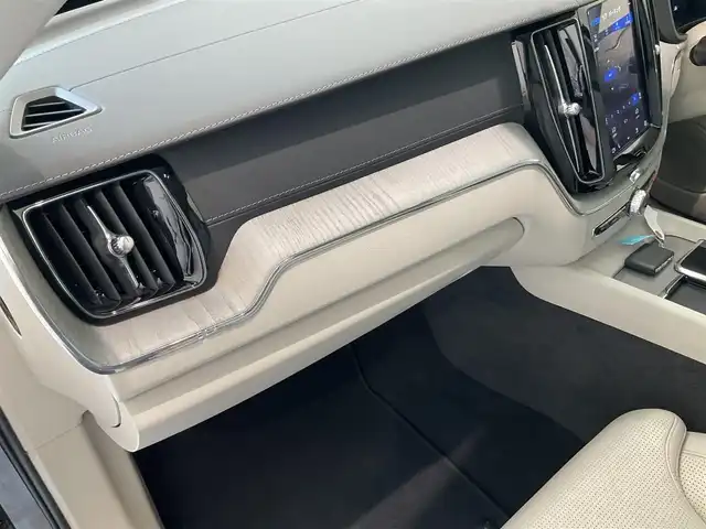 ボルボ ボルボ ＸＣ６０ アルティメット B5 AWD 熊本県 2023(令5)年 2万km グレー ・スマートキー/・プッシュスタート/・パノラマサンルーフ /・PilotAssist/・レーンキーピングエイド/・ロードサインインフォメーション/・前車発進通知/・衝突回避/・パークアシスト/・車間警告/・ドライバーアラート/・クロストラフィックアラート/・レーンアシスト/・オートハイビーム/・クルーズコントロール(追従式)/・グレー革シート/・前席パワーシート/・前席エアシート /・全席シートヒーター /・ハンドルヒーター /・純正メモリナビ/　【Bluetooth・USB・AppleCarPlay・AndroidAuto】/・harman/kardonサウンドシステム/・全方位カメラ/・ETC/・パワーバックドア/・LEDヘッドランプ/・LEDフォグランプ/・純正マット/・保証書/取説