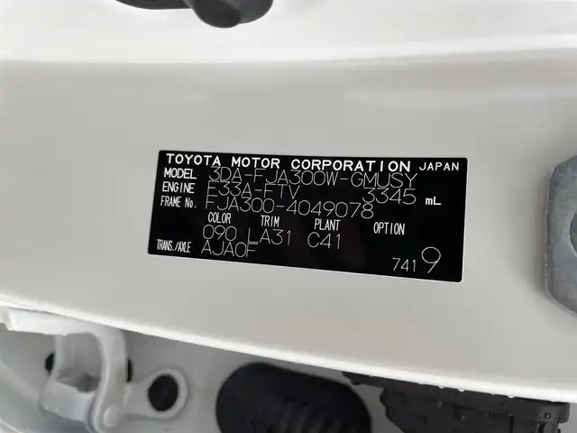 トヨタ ランドクルーザー GRスポーツ 福井県 2023(令5)年 1.9万km プレシャスホワイトパール ４WD/ディーゼル車/サンルーフ/純正１２．３インチT-Connectナビゲーションシステム/CD/DVD/microSD/Bluetooth/フルセグTV/AppleCarPlay/AndroidAuto/USB/AM/FM/JBLプレミアムサウンドシステム/パノラミックビューモニター/Toyota Safety Sense/・プリクラッシュセーフティ/・レーントレーシングアシスト/・ドライバー異常時対応システム/・レーダークルーズコントロール（追従機能付）/・ロードサインアシスト/・アダプティブハイビームシステム/先行車発進告知機能/ブラインドスポットモニター/パワーバックドア/ビルトインETC2.0/プッシュスタート/スペアキー/革巻きステアリング/ステアリングヒーター/ステアリングヒーター/ステアリングチルド機構/革巻きシフトノブ&シフトレバーブーツ/ウィンカー/電動格納式ミラー/ルーフレール（ブラック）/純正１８インチアルミホイール（マットグレー塗装）