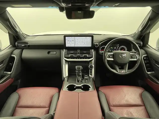 トヨタ ランドクルーザー GRスポーツ 福井県 2023(令5)年 1.9万km プレシャスホワイトパール ４WD/ディーゼル車/サンルーフ/純正１２．３インチT-Connectナビゲーションシステム/CD/DVD/microSD/Bluetooth/フルセグTV/AppleCarPlay/AndroidAuto/USB/AM/FM/JBLプレミアムサウンドシステム/パノラミックビューモニター/Toyota Safety Sense/・プリクラッシュセーフティ/・レーントレーシングアシスト/・ドライバー異常時対応システム/・レーダークルーズコントロール（追従機能付）/・ロードサインアシスト/・アダプティブハイビームシステム/先行車発進告知機能/ブラインドスポットモニター/パワーバックドア/ビルトインETC2.0/プッシュスタート/スペアキー/革巻きステアリング/ステアリングヒーター/ステアリングヒーター/ステアリングチルド機構/革巻きシフトノブ&シフトレバーブーツ/ウィンカー/電動格納式ミラー/ルーフレール（ブラック）/純正１８インチアルミホイール（マットグレー塗装）