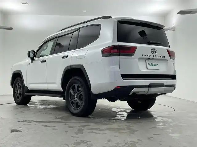 トヨタ ランドクルーザー GRスポーツ 福井県 2023(令5)年 1.9万km プレシャスホワイトパール ４WD/ディーゼル車/サンルーフ/純正１２．３インチT-Connectナビゲーションシステム/CD/DVD/microSD/Bluetooth/フルセグTV/AppleCarPlay/AndroidAuto/USB/AM/FM/JBLプレミアムサウンドシステム/パノラミックビューモニター/Toyota Safety Sense/・プリクラッシュセーフティ/・レーントレーシングアシスト/・ドライバー異常時対応システム/・レーダークルーズコントロール（追従機能付）/・ロードサインアシスト/・アダプティブハイビームシステム/先行車発進告知機能/ブラインドスポットモニター/パワーバックドア/ビルトインETC2.0/プッシュスタート/スペアキー/革巻きステアリング/ステアリングヒーター/ステアリングヒーター/ステアリングチルド機構/革巻きシフトノブ&シフトレバーブーツ/ウィンカー/電動格納式ミラー/ルーフレール（ブラック）/純正１８インチアルミホイール（マットグレー塗装）