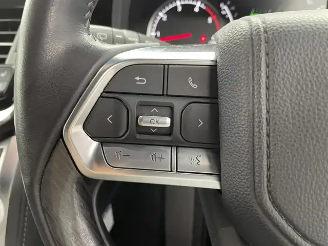 トヨタ ランドクルーザー GRスポーツ 福井県 2023(令5)年 1.9万km プレシャスホワイトパール ４WD/ディーゼル車/サンルーフ/純正１２．３インチT-Connectナビゲーションシステム/CD/DVD/microSD/Bluetooth/フルセグTV/AppleCarPlay/AndroidAuto/USB/AM/FM/JBLプレミアムサウンドシステム/パノラミックビューモニター/Toyota Safety Sense/・プリクラッシュセーフティ/・レーントレーシングアシスト/・ドライバー異常時対応システム/・レーダークルーズコントロール（追従機能付）/・ロードサインアシスト/・アダプティブハイビームシステム/先行車発進告知機能/ブラインドスポットモニター/パワーバックドア/ビルトインETC2.0/プッシュスタート/スペアキー/革巻きステアリング/ステアリングヒーター/ステアリングヒーター/ステアリングチルド機構/革巻きシフトノブ&シフトレバーブーツ/ウィンカー/電動格納式ミラー/ルーフレール（ブラック）/純正１８インチアルミホイール（マットグレー塗装）