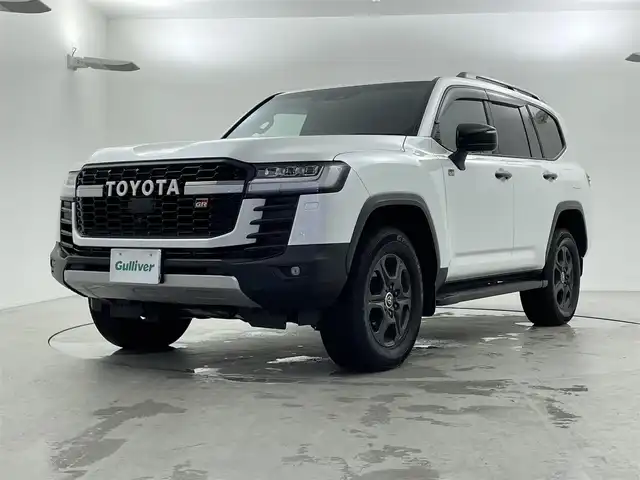 トヨタ ランドクルーザー GRスポーツ 福井県 2023(令5)年 1.9万km プレシャスホワイトパール ４WD/ディーゼル車/サンルーフ/純正１２．３インチT-Connectナビゲーションシステム/CD/DVD/microSD/Bluetooth/フルセグTV/AppleCarPlay/AndroidAuto/USB/AM/FM/JBLプレミアムサウンドシステム/パノラミックビューモニター/Toyota Safety Sense/・プリクラッシュセーフティ/・レーントレーシングアシスト/・ドライバー異常時対応システム/・レーダークルーズコントロール（追従機能付）/・ロードサインアシスト/・アダプティブハイビームシステム/先行車発進告知機能/ブラインドスポットモニター/パワーバックドア/ビルトインETC2.0/プッシュスタート/スペアキー/革巻きステアリング/ステアリングヒーター/ステアリングヒーター/ステアリングチルド機構/革巻きシフトノブ&シフトレバーブーツ/ウィンカー/電動格納式ミラー/ルーフレール（ブラック）/純正１８インチアルミホイール（マットグレー塗装）